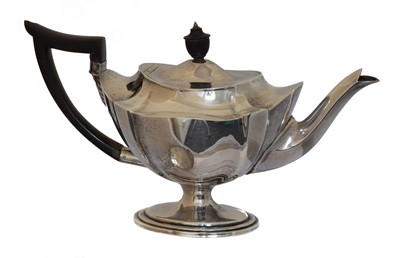 Lot 207 - A Victorian silver teapot
