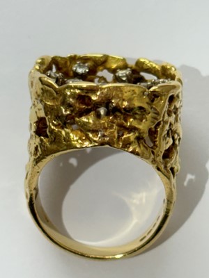 Lot 13 - A 1970s set of 18ct gold jewellery by John Donald.