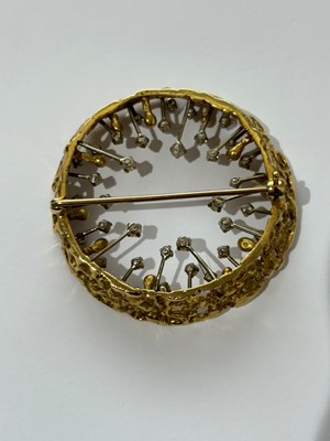 Lot 13 - A 1970s set of 18ct gold jewellery by John Donald.
