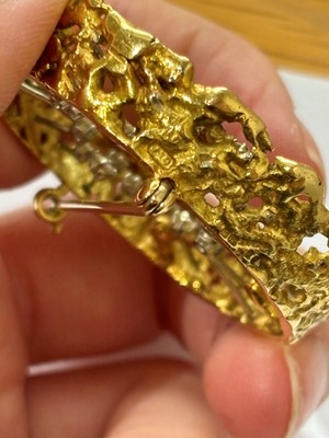 Lot 13 - A 1970s set of 18ct gold jewellery by John Donald.