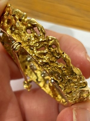Lot 13 - A 1970s set of 18ct gold jewellery by John Donald.