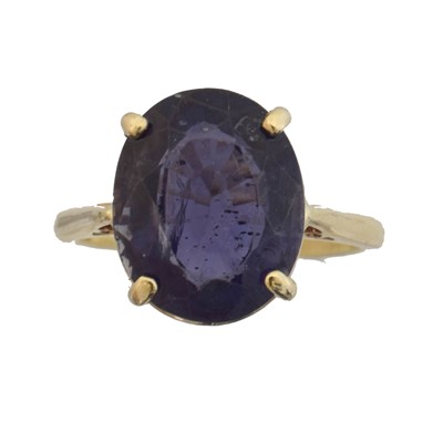 Lot 77 - A 9ct gold iolite single stone ring.