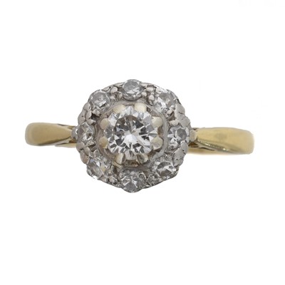 Lot 122 - A diamond cluster ring.