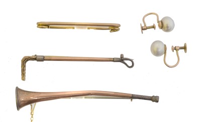 Lot 121 - A selection of 9ct gold jewellery.