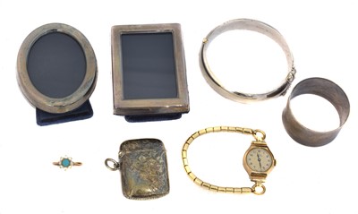 Lot 142 - A selection of gold and silver items.
