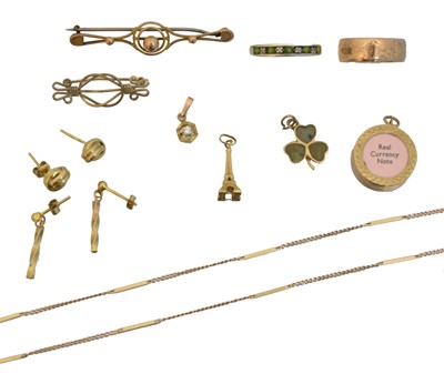 Lot 138 - A selection of 9ct and yellow metal jewellery.