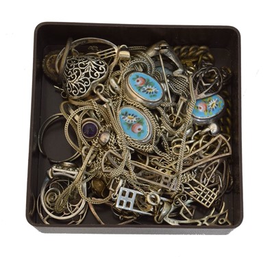 Lot 94 - A selection of silver and white metal jewellery.