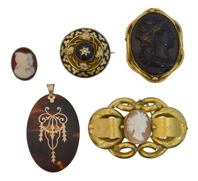 Lot 195 - A selection of Victorian and later jewellery.