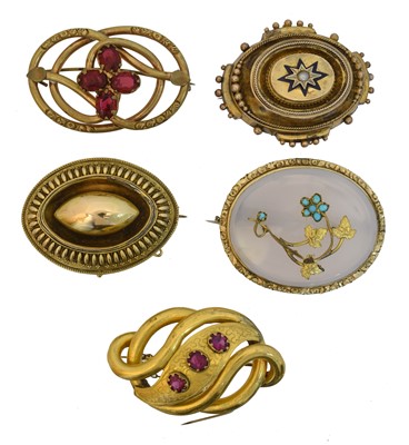 Lot 11 - A selection of Victorian pinchbeck brooches.