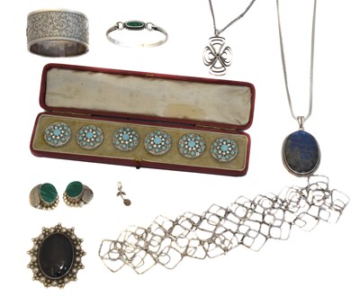 Lot 146 - A selection of silver and white metal jewellery.
