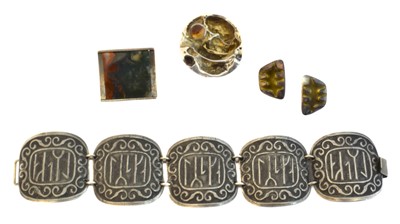 Lot 79 - A selection of jewellery.