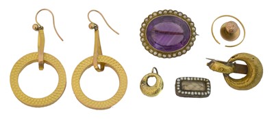 Lot 133 - A selection of gold and yellow metal items.