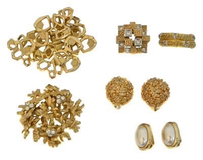 Lot 196 - A selection of 1960s and later costume jewellery.