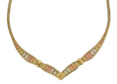 Lot 38 - A necklace.