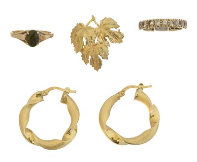 Lot 129 - A selection of gold jewellery.