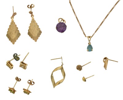 Lot 134 - A selection of jewellery.