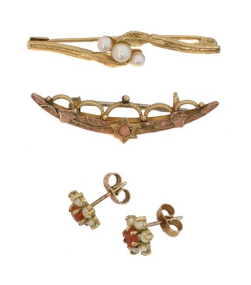 Lot 120 - A selection of 9ct gold jewellery.