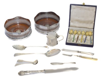 Lot 76 - A selection of silver.