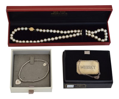 Lot 132 - A selection of items.