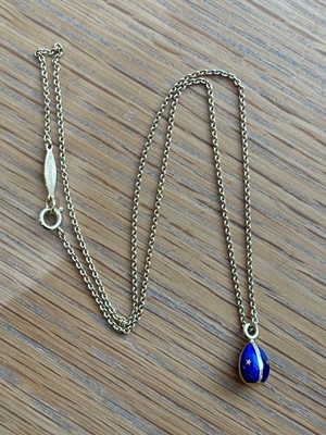 Lot 71 - An 18ct gold Fabergé enamel egg pendant on chain.