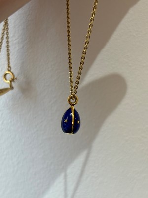 Lot 71 - An 18ct gold Fabergé enamel egg pendant on chain.