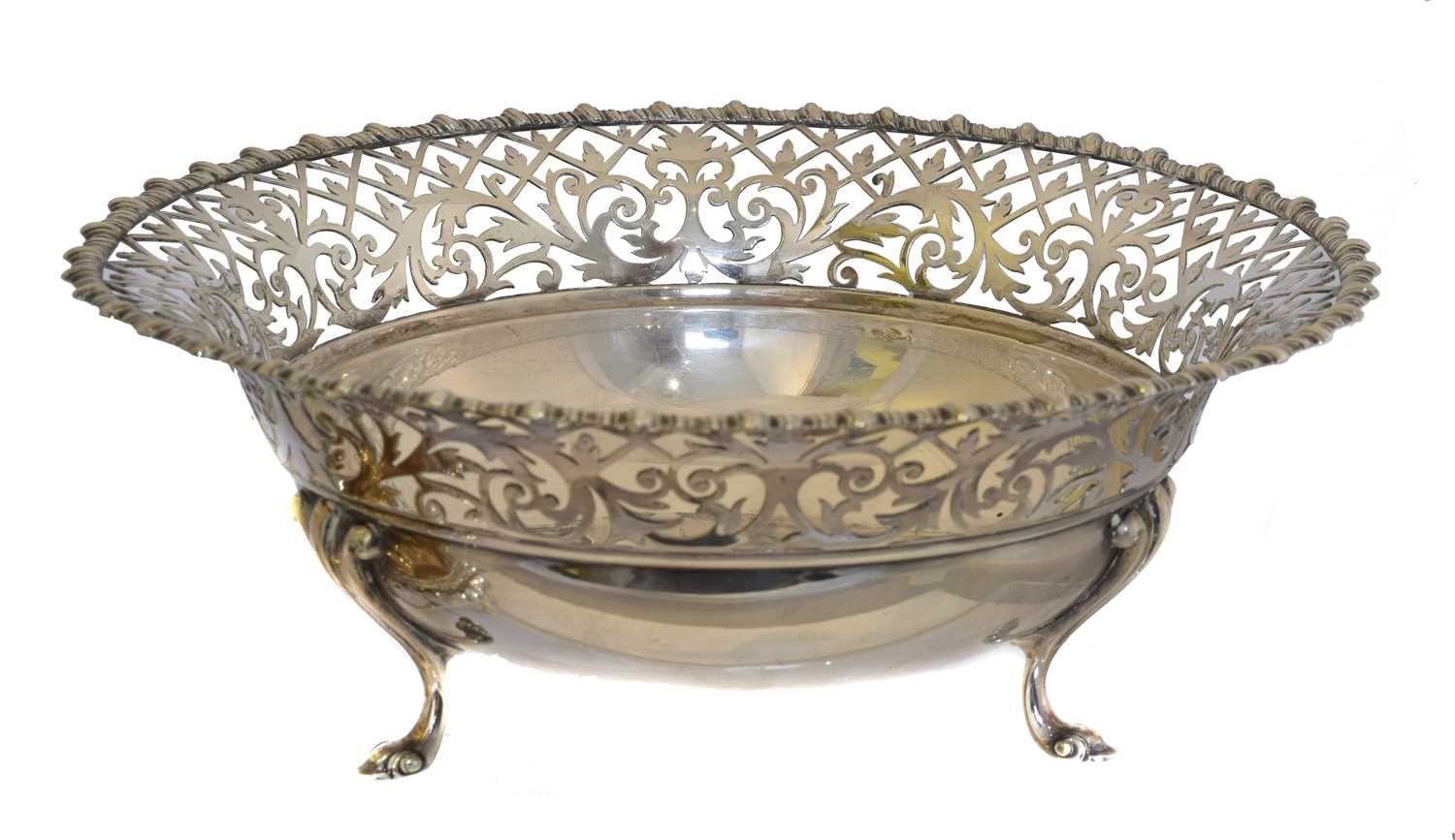 Lot 28 - An Edward VII silver pierced dish.