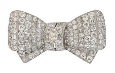Lot 12 - An early 20th century French diamond bow brooch.