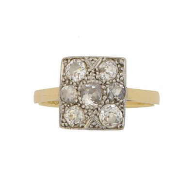 Lot 132 - A diamond cluster ring.