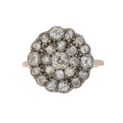 Lot 180 - A diamond cluster ring.
