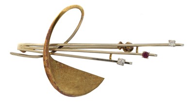 Lot 4 - A 14ct gold ruby brooch.