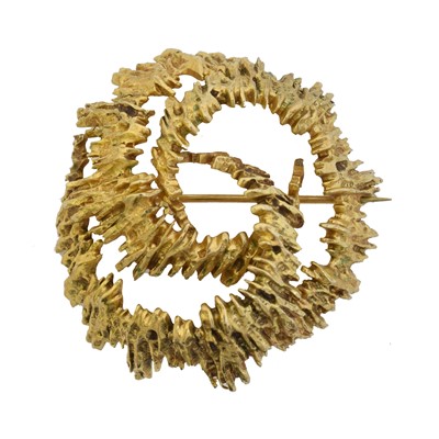 Lot 5 - A 1960s 9ct gold brooch.