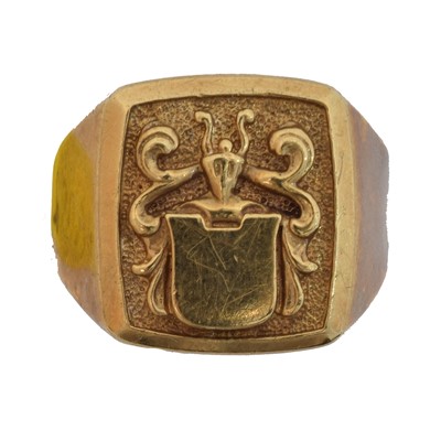 Lot 87 - A 9ct gold signet ring.