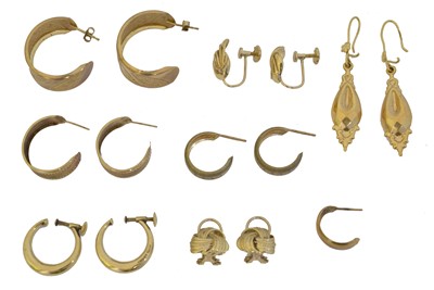 Lot 28 - A selection of earrings