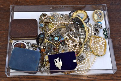 Lot 151 - A selection of costume jewellery.