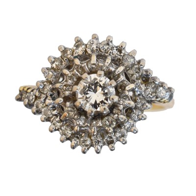 Lot 141 - An 18ct gold diamond cluster ring.