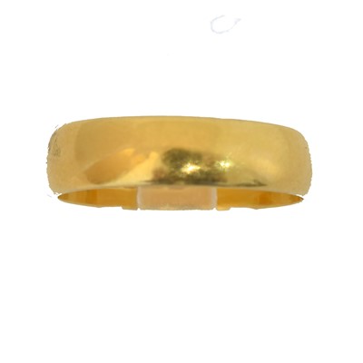 Lot 61 - A 22ct gold band ring.