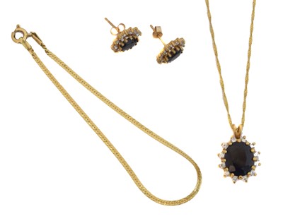 Lot 25 - A selection of  jewellery.