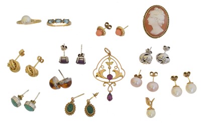 Lot 136 - A selection of jewellery.