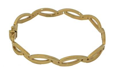 Lot 22 - A 9ct gold hinged bangle.