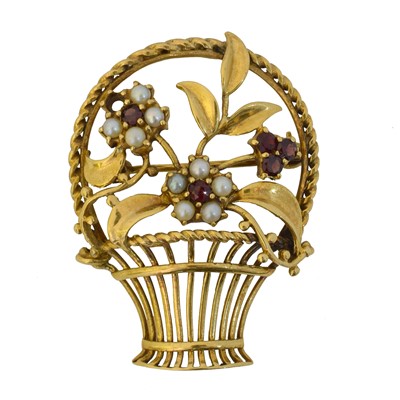 Lot 9 - A giardinetti brooch by Solar Gem.