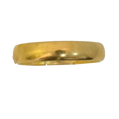 Lot 67 - A 22ct gold band ring.