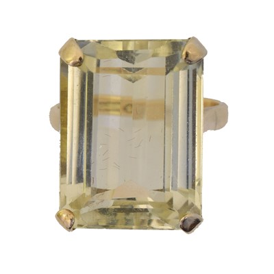 Lot 122 - A citrine single stone ring.