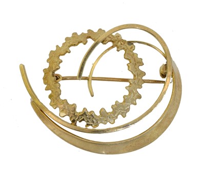 Lot 2 - A 9ct gold brooch.