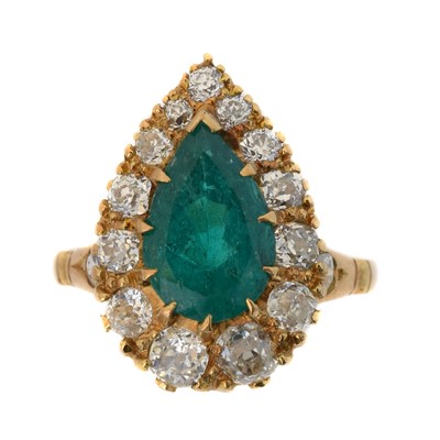 Lot 138 - An emerald and diamond cluster ring.