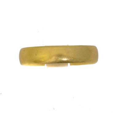 Lot 62 - A 22ct gold band ring.