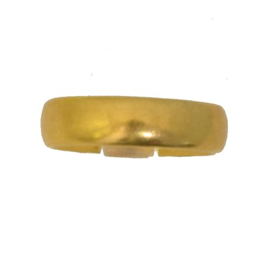 Lot 68 - A 22ct gold band ring.
