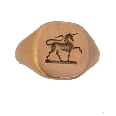 Lot 125 - A 9ct gold signet ring.