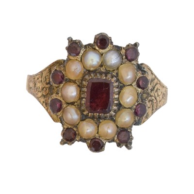 Lot 92 - A Georgian garnet and split pearl dress ring.