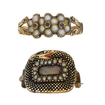 Lot 147 - A Georgian split pearl cluster ring.