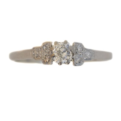 Lot 48 - A diamond solitaire ring.